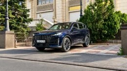 Jetour X70+ Plus в Казахстане тест сбоку спереди