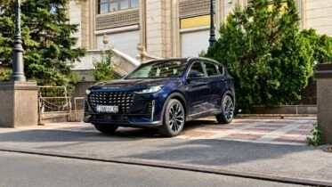 Jetour X70+ Plus в Казахстане тест сбоку спереди
