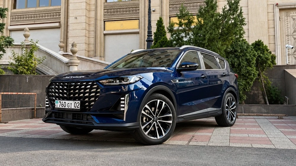 Jetour X70+ Plus в Казахстане тест сбоку спереди