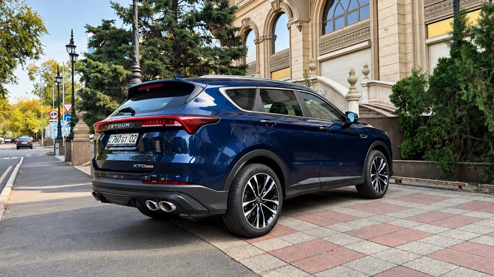 Jetour X70+ Plus в Казахстане тест сбоку сзади