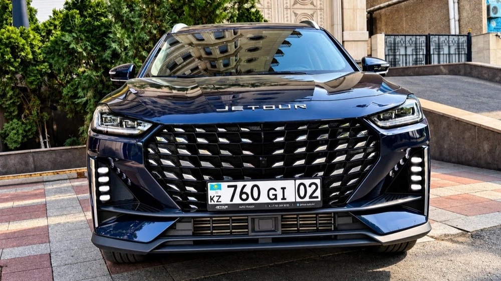Кроссовер Jetour X70 Plus тест в Казахстане спереди