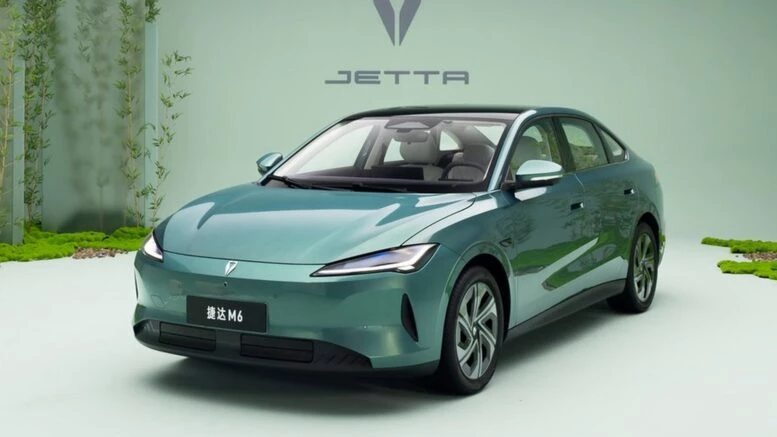 Новый седан Jetta M6 вышел на рынок. Он дешевле, чем на старте предпродаж Jetta M6 голубой спереди сбоку новый в Китае