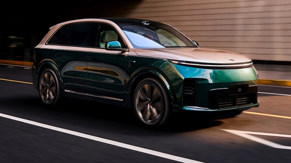 Li Auto L8 спереди сбоку