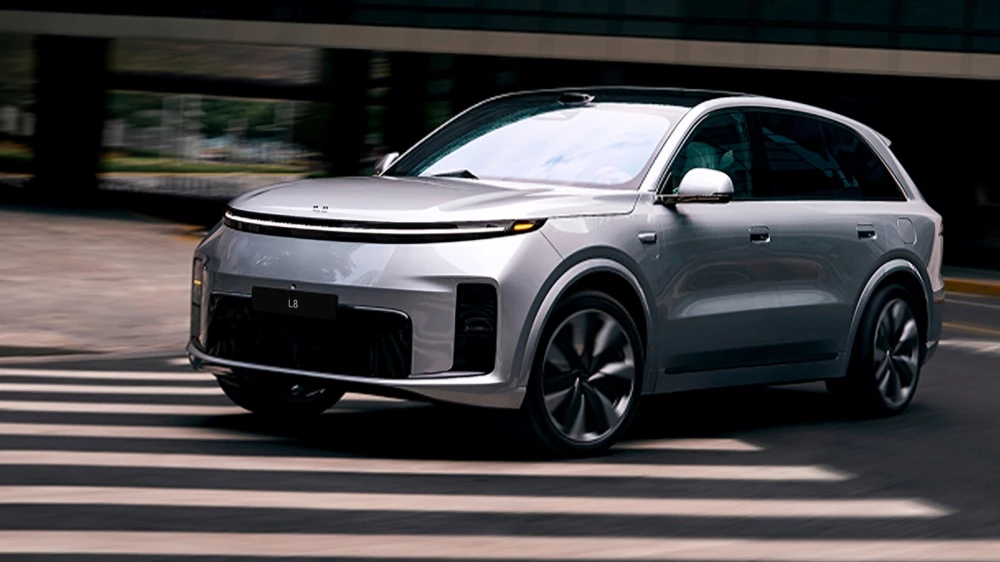 Li Auto L8 сбоку спереди