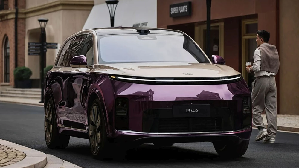 Li Auto L9 спереди сбоку