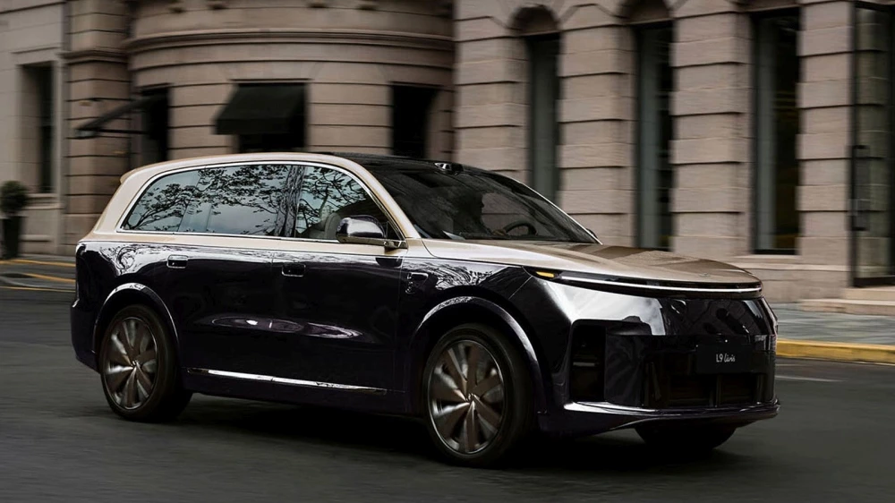 Li Auto L9 спереди сбоку