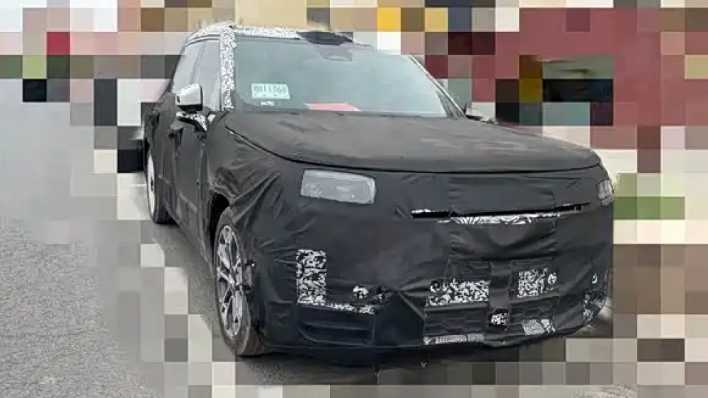 Обновленный Lynk & Co 900 сбоку спереди камуфляж шпионское фото