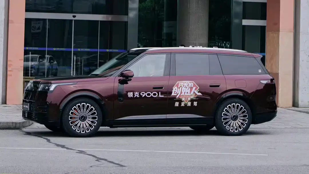 Lynk & Co 900L сбоку на улице в Китае