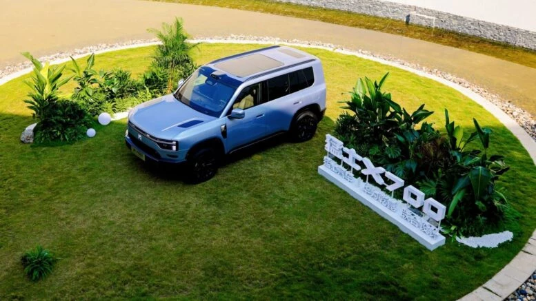 Презентация кроссовера M-Hero X700 в Китае сбоку сверзу