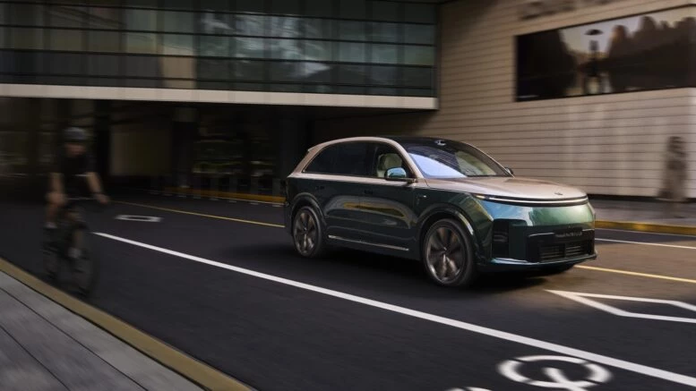 Цены на новый Li Auto L8 назвали в России. Как оснастили и адаптировали кроссовер Новый гибридный кроссовер Li Auto L8 в России цены сбоку спереди