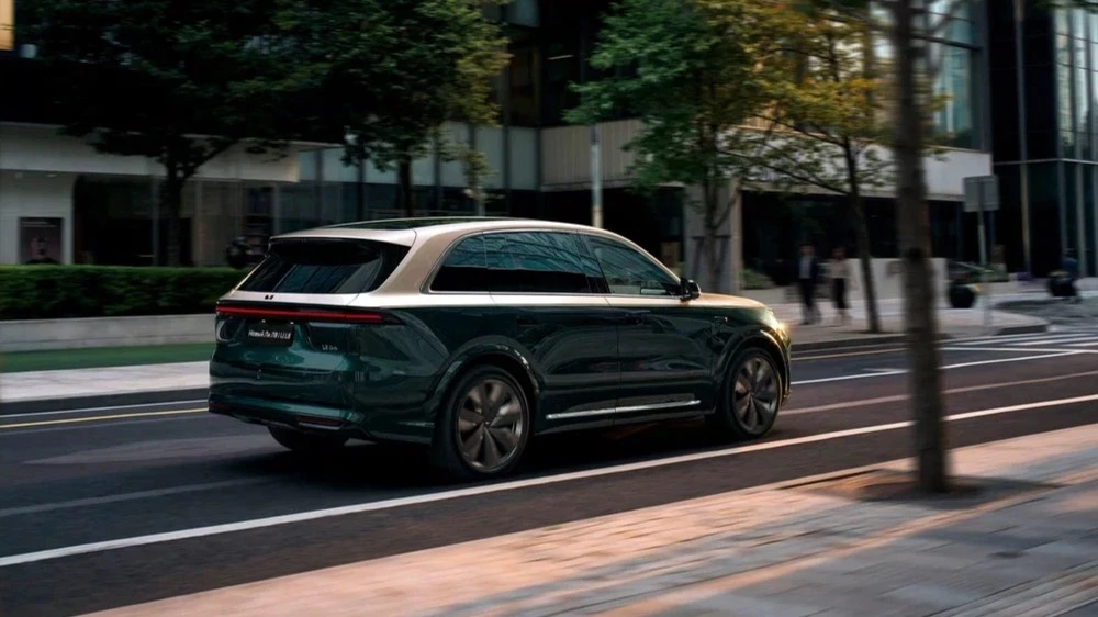 Новый гибридный кроссовер Li Auto L8 в России цены сбоку сзади