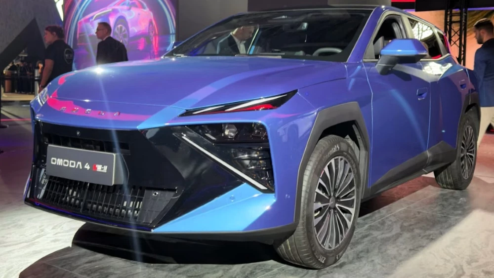 кроссовер omoda 4 спереди сбоку парижский автосалон 2026