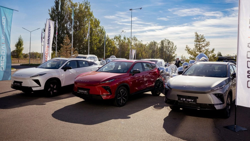 Кроссовер Omoda C5 Plus и Omoda C5 Plus HEV в Казахстане сбоку спереди