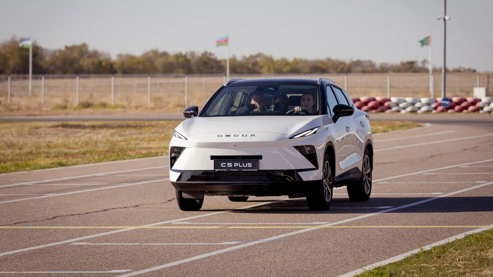 Кроссовер Omoda C5 Plus в Казахстане сбоку спереди в динамике