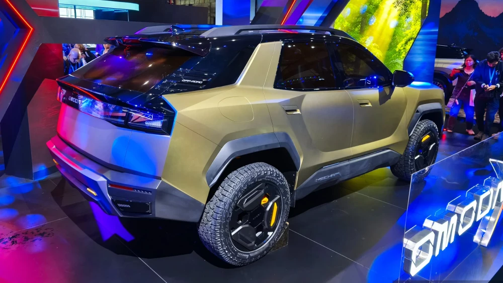 Новый кроссовер Omoda X представили в Китае сбоку сзади