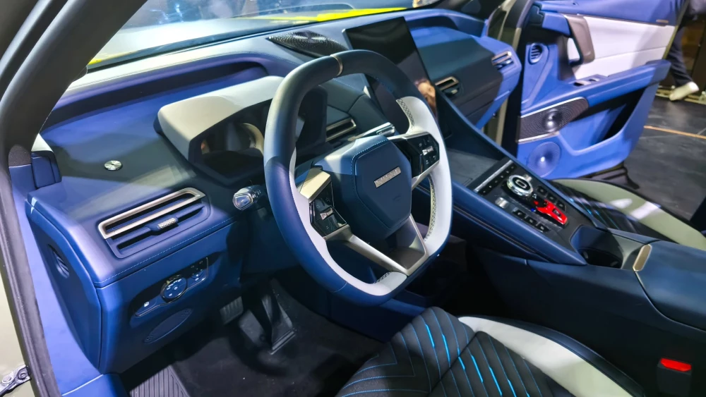 Новый кроссовер Omoda X представили в Китае салон центральная консоль экран