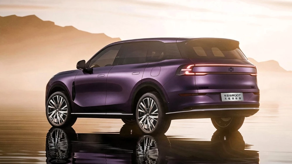 кроссовер changan nevo q07 сзади сбоку