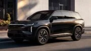 Старт продаж кроссовера Umo 8 объявили в России сбоку спереди черный