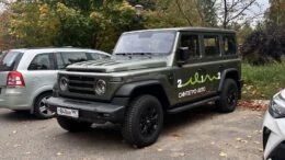 Тест внедорожника 212 T01 в топливный кризис сбоку спереди зеленый