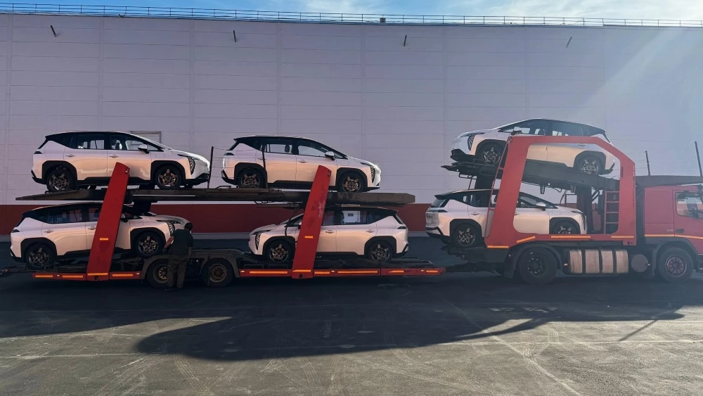 Электромобили Umo 5 новые белые на автовозе у дилера GAC сбоку